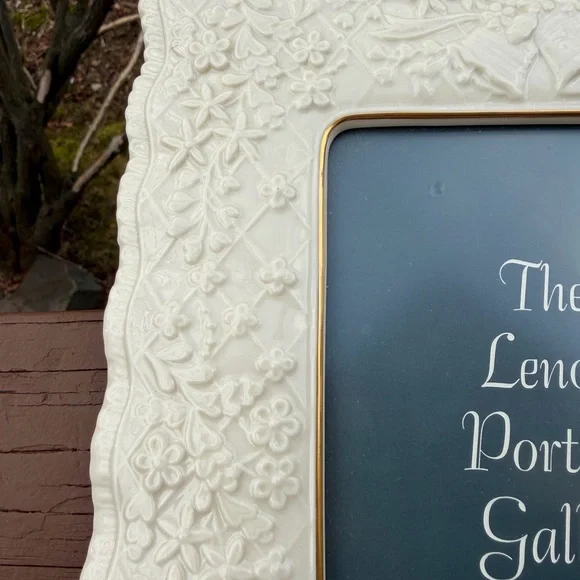 Lenox Cream Ceramic Floral Relief Photo Frame with Gold Trim 5x7 NWT - Picture 2 of 4